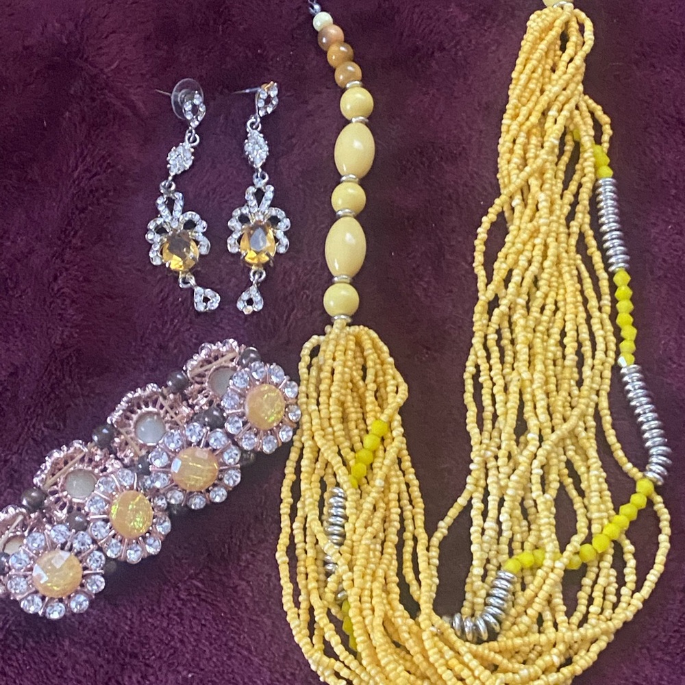 Brighten☀️your day! Yellow Beaded Necklace & Earrings, Daisy🌼Rhinestone Bracelet - Picture 7 of 9